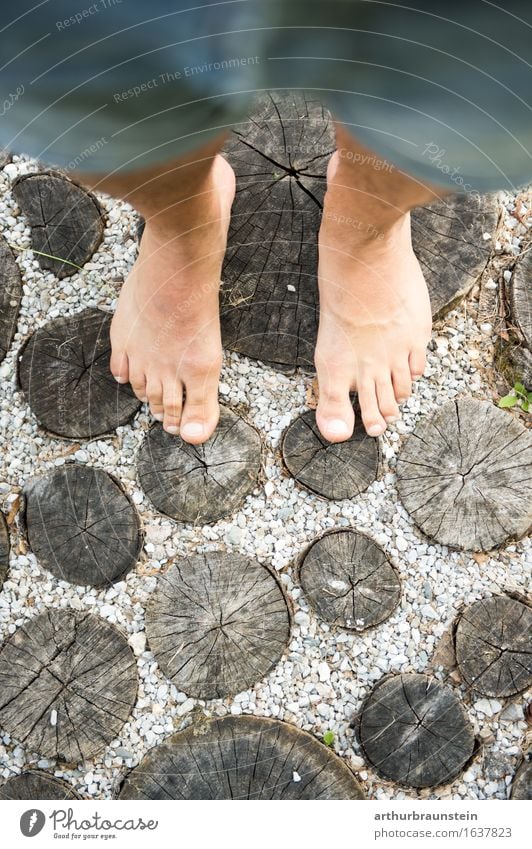 Barfuß gehen auf Holzstämmen Körperpflege Pediküre Gesundheit sportlich Leben Wohlgefühl Freizeit & Hobby Sommer wandern Garten Mensch maskulin Junger Mann