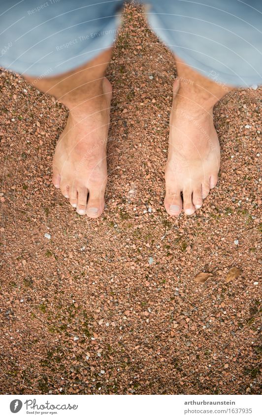 Barfuß auf Kiesboden Leben Zufriedenheit Spa Freiheit Sommer wandern Spaziergang Mensch maskulin Junger Mann Jugendliche Erwachsene Fuß 1 30-45 Jahre Umwelt