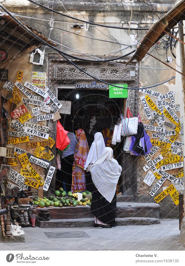 Schilderwand kaufen exotisch Mensch feminin 3 Stone Town Sansibar Tansania Afrika Dira Baibu Kopftuch Schleier stehen warten viele mehrfarbig geduldig