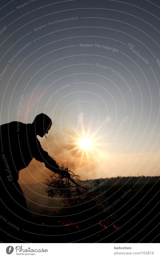 zündhilfe Farbfoto Außenaufnahme Textfreiraum oben Abend Dämmerung Silhouette Reflexion & Spiegelung Sonnenstrahlen Sonnenaufgang Sonnenuntergang Gegenlicht