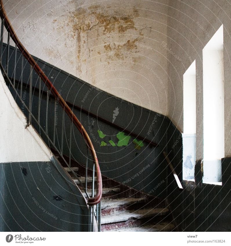 Aufgang Farbfoto Menschenleer Licht Schatten Starke Tiefenschärfe Totale Mauer Wand Treppe Fenster Stein Holz Metall alt ästhetisch authentisch dreckig dunkel