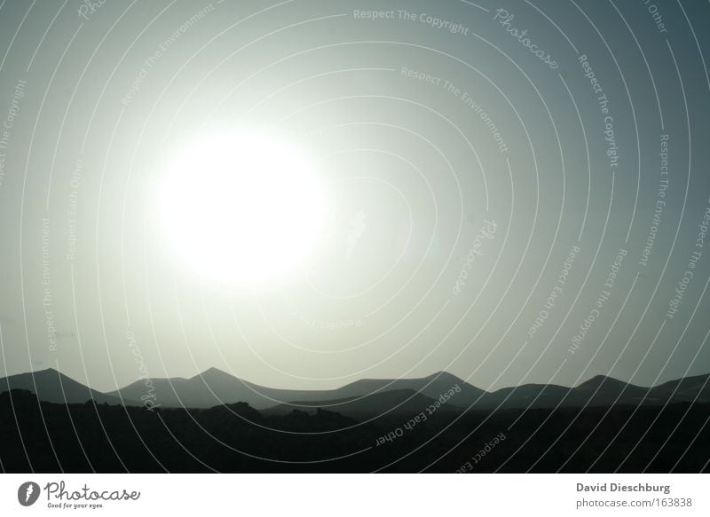 Sunshine over the hills Farbfoto Außenaufnahme Textfreiraum rechts Hintergrund neutral Morgendämmerung Tag Dämmerung Licht Kontrast Silhouette Sonnenlicht