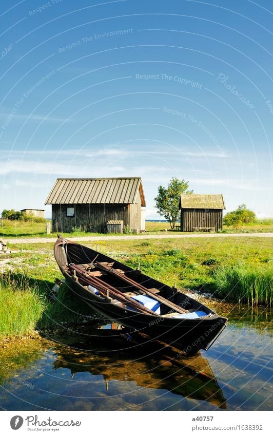 Fischerdorf Gotland Fischerboot nautisch Schweden Haus Hütte Cottage Wald Architektur aufgereiht Material Holzleiste blau grün Sverige Landschaft Sommer Wasser