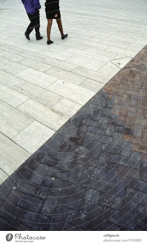 Business people, Paris, La Defense Gedeckte Farben Außenaufnahme Tag Rückansicht Mensch maskulin feminin Beine 2 Stein Beton Arbeit & Erwerbstätigkeit gehen