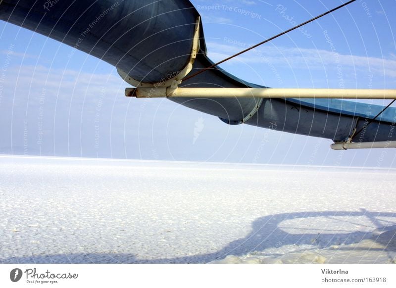 Eisrutsche III. Farbfoto Außenaufnahme Tag Licht Schatten Kontrast Ferien & Urlaub & Reisen Strand Winter Schnee Winterurlaub Rutsche Umwelt Natur Wasser Himmel