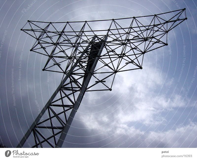 Metall-Kunst-Werk Himmel Wolken Regen Architektur außergewöhnlich Eisenrohr Verstrebung Verbundenheit Farbfoto Textfreiraum rechts Textfreiraum unten