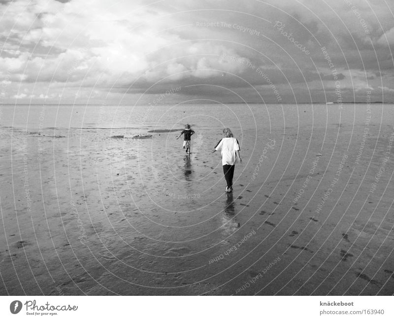 Nordsee Schwarzweißfoto Außenaufnahme Tag Ferne Freiheit Expedition Sommer Strand Meer Mensch Kind Kindheit 2 3-8 Jahre Landschaft Horizont Küste Bewegung gehen