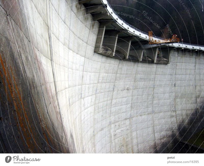 Staumauer Architektur Beton hoch wuchtig Schallung Geländer Farbfoto Außenaufnahme Zentralperspektive Totale