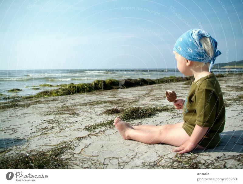 Eisgekühlt Farbfoto Außenaufnahme Tag Sonnenlicht Sonnenstrahlen Wegsehen Freude Glück Spielen Ferien & Urlaub & Reisen Sommer Sommerurlaub Strand Meer Insel