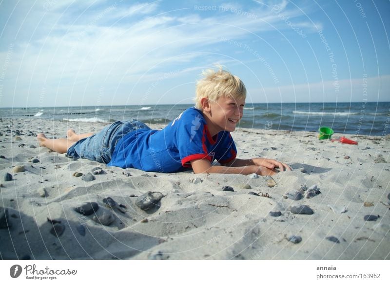 Ich lach mich schlapp. Farbfoto Außenaufnahme Sonnenlicht Weitwinkel Porträt Ganzkörperaufnahme Halbprofil Sommer Sommerurlaub Strand Meer Wellen Junge Kindheit