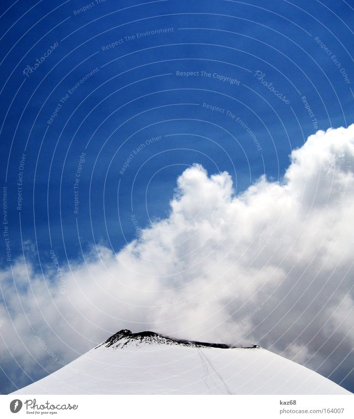 Vulkan Schnee Wolken Rauch etna Sizilien Italien Vulkankrater Brandasche Ätna Lava Berge u. Gebirge blau Schwefel heiß Feuer Ausbruch Winter kalt Spuren