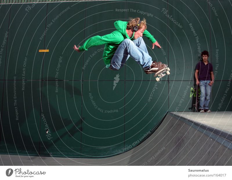 Frontside 180° Farbfoto Außenaufnahme Blitzlichtaufnahme Zentralperspektive Blick nach vorn Sport Actionsport Skateboard Halfpipe Zufriedenheit Freude