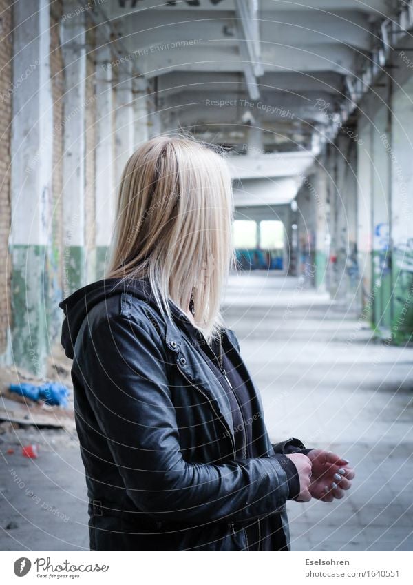 Geräusch Mensch feminin Junge Frau Jugendliche Erwachsene Haare & Frisuren 1 18-30 Jahre Menschenleer Industrieanlage Fabrik Ruine hören Blick warten bedrohlich