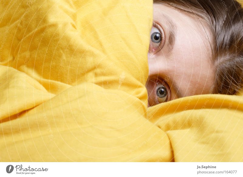 erwischt! Junge Frau Erwachsene Gesicht Augen Bettdecke Blick schön Neugier niedlich gelb Schutz Geborgenheit Müdigkeit Morgenmuffel Schüchternheit verstecken