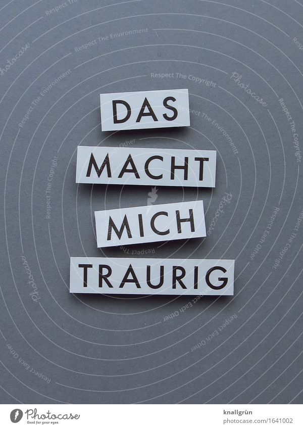 DAS MACHT MICH TRAURIG Schriftzeichen Schilder & Markierungen Kommunizieren Traurigkeit eckig grau schwarz weiß Gefühle Stimmung Mitgefühl trösten Trauer