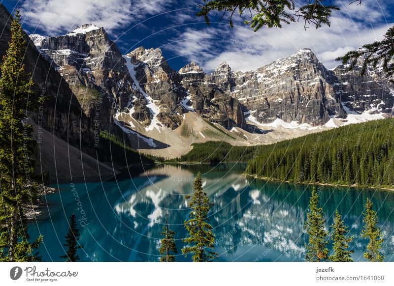 Sonniger Tag am Moraine See Ferien & Urlaub & Reisen Tourismus Sommerurlaub Berge u. Gebirge wandern Natur Landschaft Himmel Wolken Baum Wald Felsen