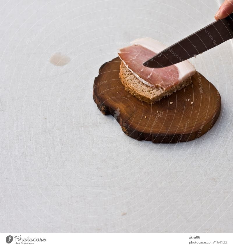 brotzeit Farbfoto Gedeckte Farben Außenaufnahme Nahaufnahme Textfreiraum links Textfreiraum unten Tag Lebensmittel Fleisch Teigwaren Backwaren Brot Ernährung