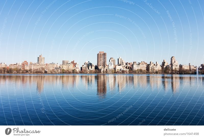 Central Park Umwelt Natur Wasser Himmel Wolkenloser Himmel Frühling Schönes Wetter See New York City USA Stadt Hauptstadt Bauwerk Gebäude Architektur