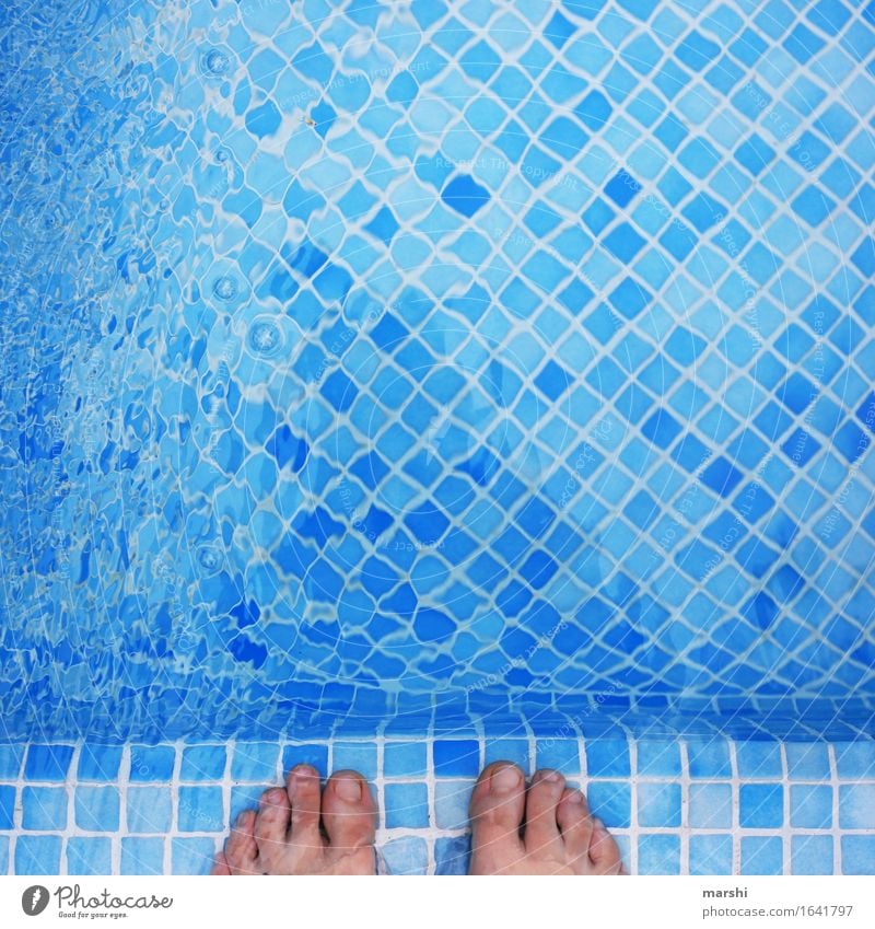 plantschen gehen Freizeit & Hobby Mensch Fuß 1 Stimmung Zehen Schwimmbad Schwimmen & Baden kühlen Schwimmsport Wasser Wasseroberfläche blau kalt