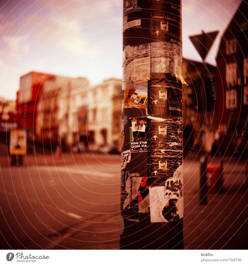 Mitteilungssäule Lomografie Holga Sightseeing Hamburg Menschenleer Laternenpfahl Schriftzeichen Schilder & Markierungen kaputt Stadt dreckig Zettel kleben