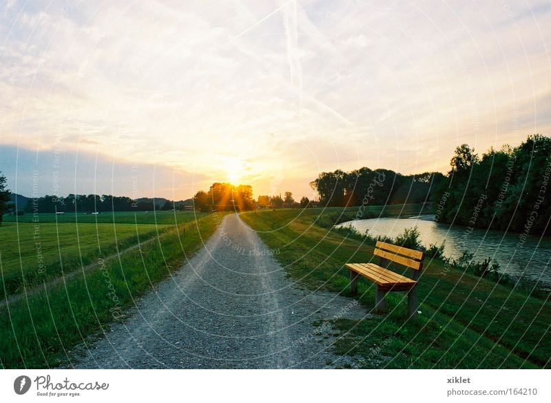 Bereich Abend Sonnenaufgang Sonnenuntergang Umwelt Natur Landschaft Erde Wasser Himmel Wolken Sonnenlicht Feld Fluss Dorf schön gold grün schwarz romantisch