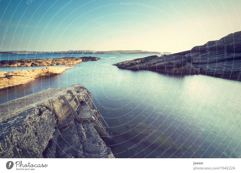 Nicht springen Sommer Sommerurlaub Sonnenbad Meer Wasser Himmel Schönes Wetter Felsen Küste Insel Republik Irland Treppe groß Unendlichkeit blau braun gelb