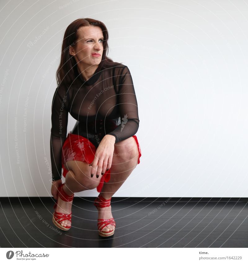 Autschn! Raum feminin 1 Mensch Hemd Rock Lack Damenschuhe brünett langhaarig beobachten Denken hocken Blick warten einzigartig schön selbstbewußt Willensstärke