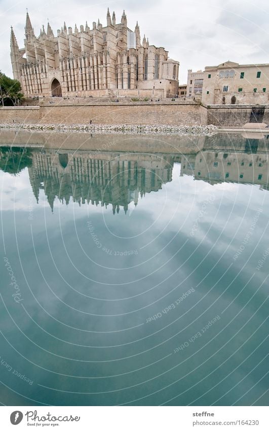 Palma ohne Palmen Farbfoto Gedeckte Farben Außenaufnahme Menschenleer Textfreiraum unten Tag Weitwinkel Wasser Wassergraben Schlossgraben Mallorca Spanien