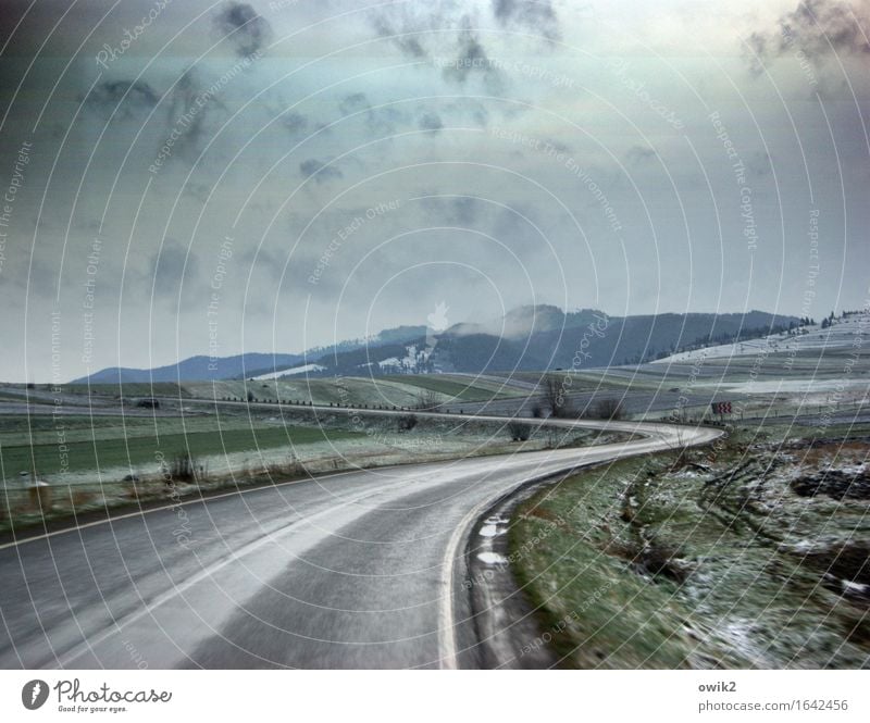 Südkurve Umwelt Natur Landschaft Himmel Wolken Horizont Klima schlechtes Wetter Karpaten Osteuropa Rumänien Verkehr Verkehrswege Straße Kurve kalt nass achtsam