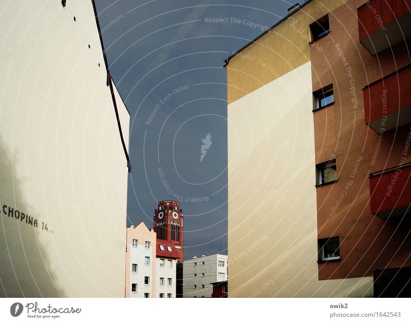 Chopinstraße 14 Himmel Wolken Swinemünde Haus Kirche Mauer Wand Fassade Balkon Fenster modern Stadt Einschnitt Einblick Beschriftung Buchstaben