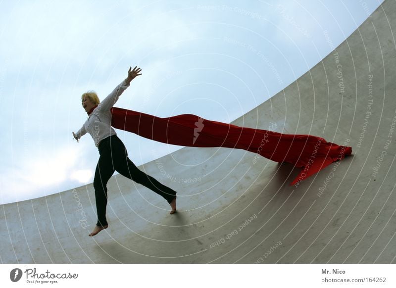 fly away Landebahn fliegen rot Freiheit springen Freude Glück Umhang superwoman Barfuß Rampe Himmel arme ausbreiten arme ausstrecken laufen superwomen hüpfen