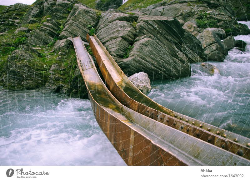 Irrwege VIII Wasser Felsen Fluss Brücke Stahlträger Metall paarweise wild Mut Vertrauen Sicherheit Angst gefährlich improvisieren Rost Vergänglichkeit