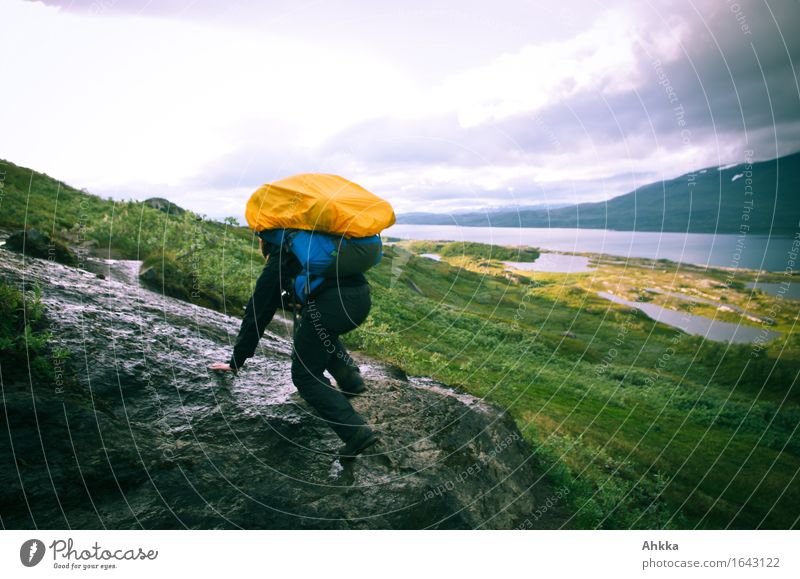 Irrwege III sportlich Ferien & Urlaub & Reisen Abenteuer wandern Mensch 1 Natur schlechtes Wetter Felsen Berge u. Gebirge orange Tapferkeit Willensstärke Mut