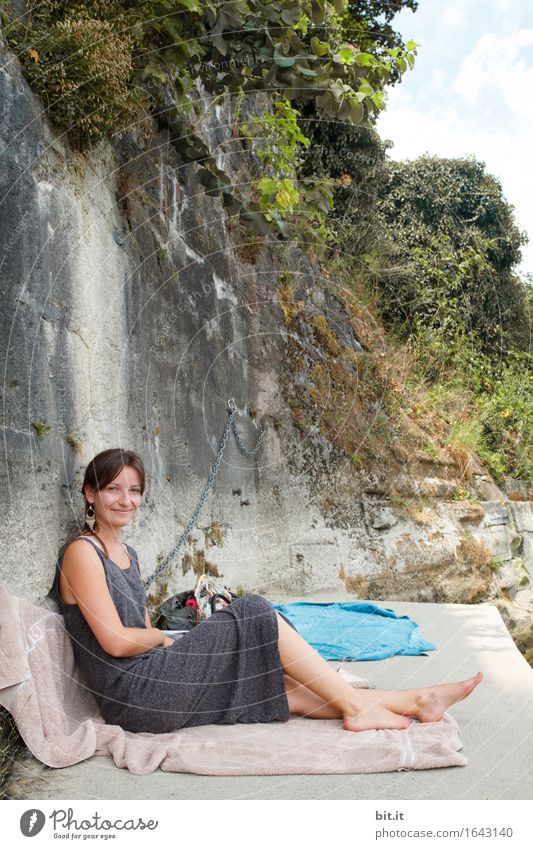 Badeplatz Wellness Wohlgefühl Sinnesorgane Erholung ruhig Ferien & Urlaub & Reisen Ausflug Schwimmen & Baden feminin Junge Frau Jugendliche Natur Sommer Freude