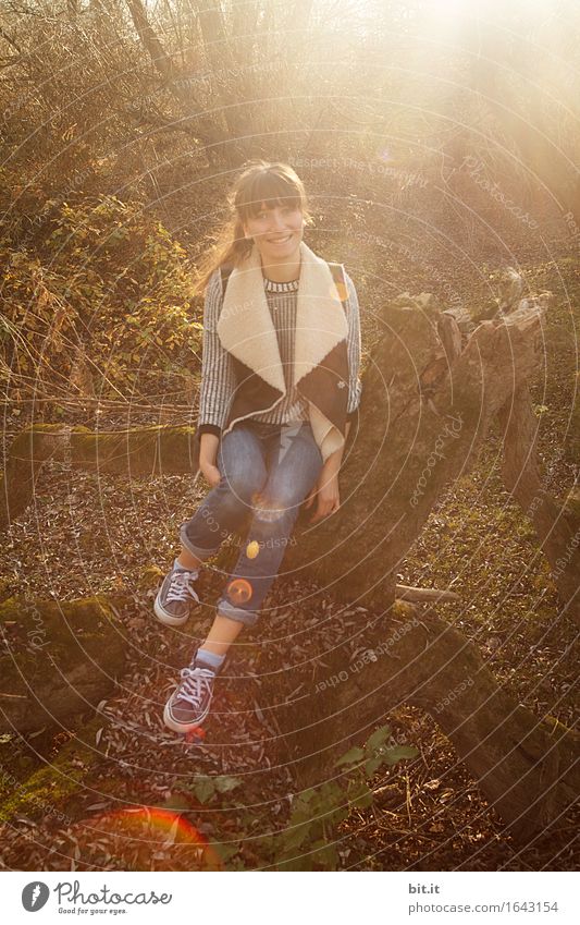 Herbstlachen... feminin Junge Frau Jugendliche Natur Freude Glück Fröhlichkeit Zufriedenheit herbstlich Farbfoto Außenaufnahme Licht Lichterscheinung