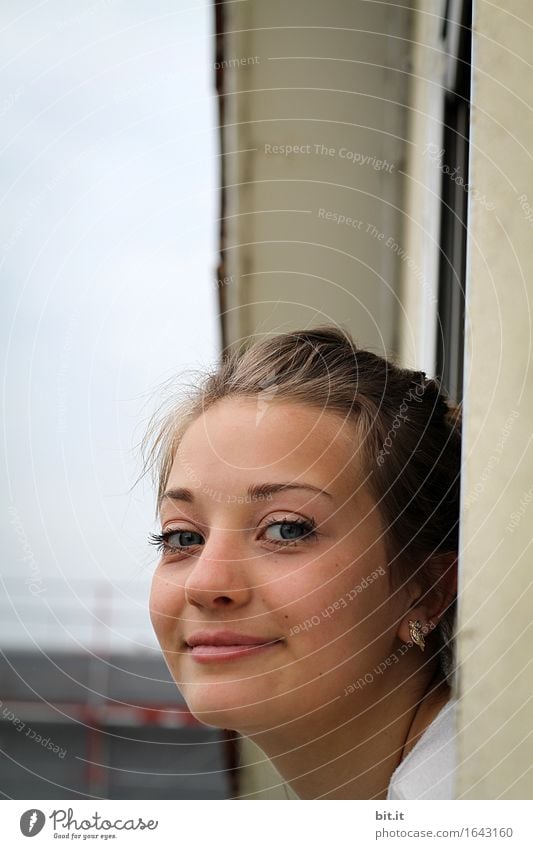 Frohen Montag Wohnung Haus Fenster Student Arbeitsplatz feminin Junge Frau Jugendliche Erwachsene Freude Glück Fröhlichkeit Zufriedenheit Lebensfreude Neugier