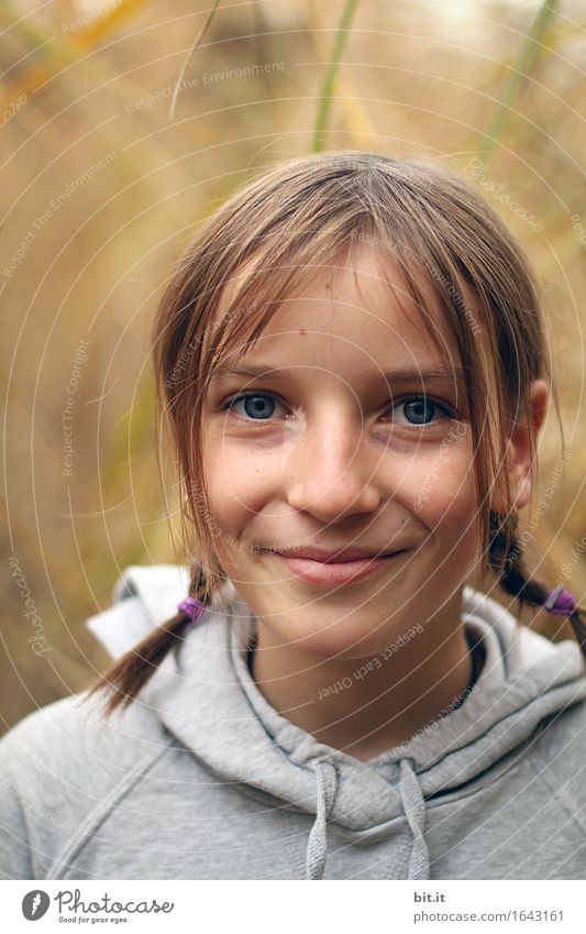 Lächeln Ferien & Urlaub & Reisen Kindererziehung Schule Schulhof Mensch feminin Mädchen Familie & Verwandtschaft Natur Glück Zufriedenheit charmant Farbfoto Tag