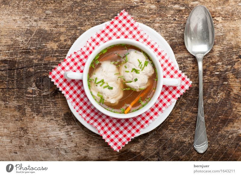 Bratnockerlsuppe Fleisch Suppe Eintopf Teller Schalen & Schüsseln Löffel Küche Holz Kugel lecker rund braun rot weiß Knödel Nockerl Brät Suppentasse