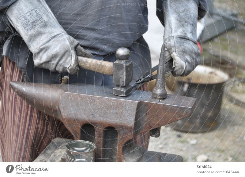 Schlag auf Schlag Handwerker Schmied Schmiedekunst Arbeitsplatz Werkzeug Hammer Ambiente Zange Handschuhe Schürze Metall Arbeit & Erwerbstätigkeit grau Kraft