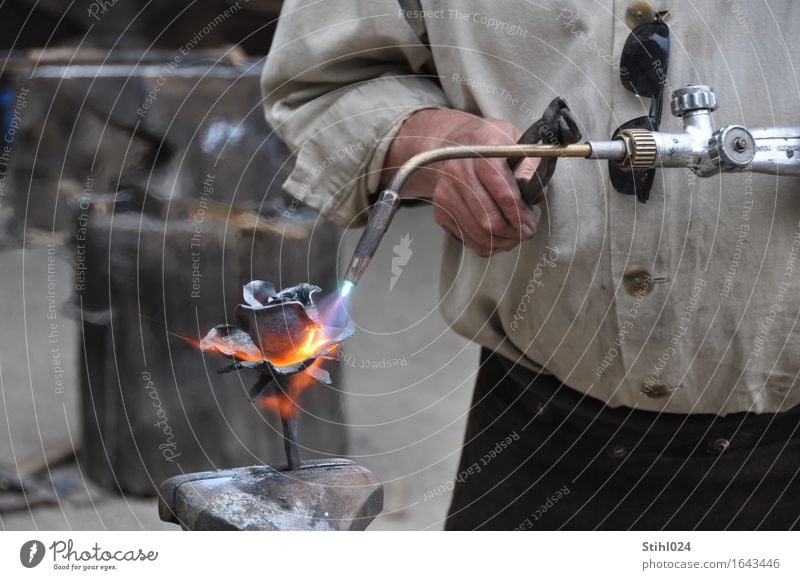 Formgebung Handwerker Werkstatt Werkzeug Schraubstock Schweißgerät Zange Flamme rotglühend maskulin 1 Mensch Kunstwerk Skulptur Arbeitsbekleidung Metall Stahl