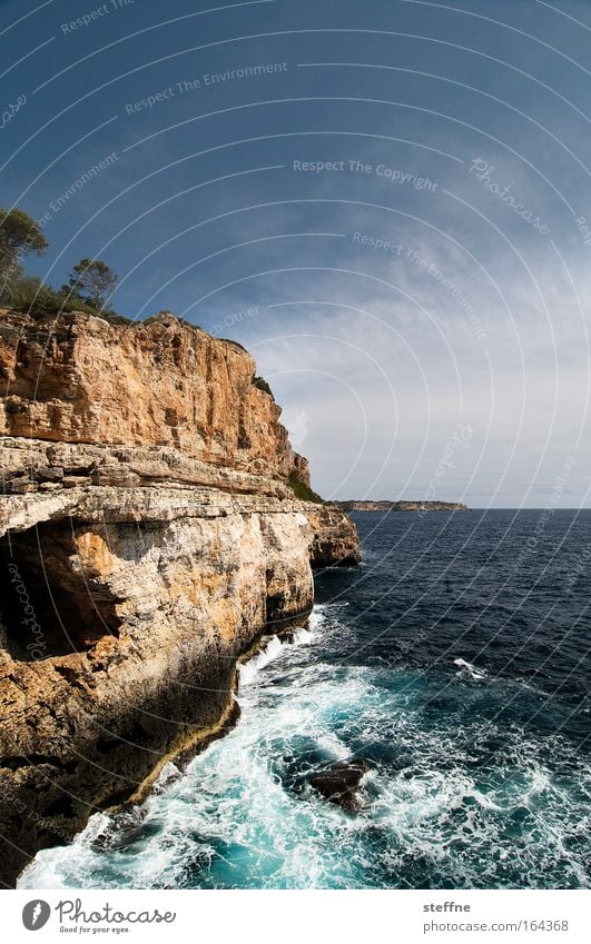 Urlaubsfoto, aber schön Farbfoto Außenaufnahme Menschenleer Textfreiraum oben Tag Weitwinkel Landschaft Wasser Himmel Felsen Wellen Küste Meer Mittelmeer Insel