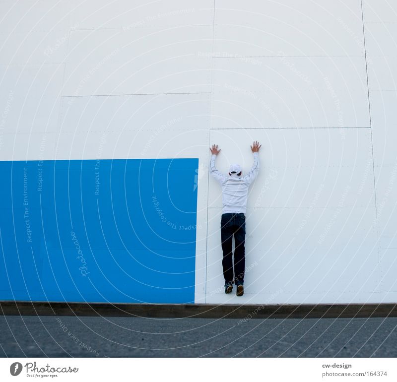 Mißlungene Tarnung Farbfoto Außenaufnahme Textfreiraum links Textfreiraum rechts Textfreiraum oben Tag Froschperspektive Ganzkörperaufnahme Rückansicht Design