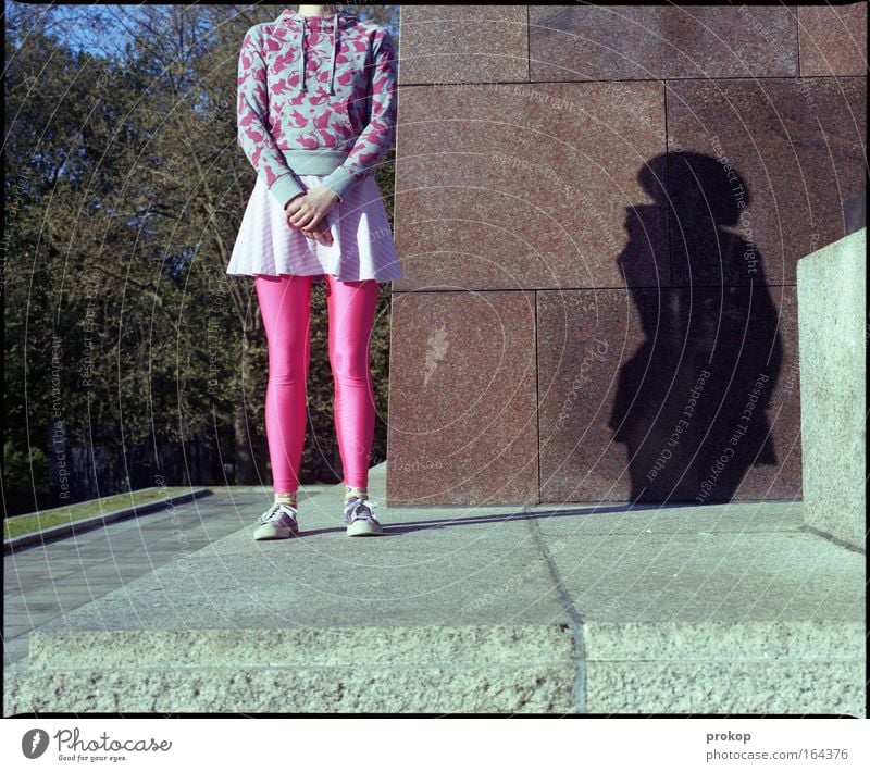 Haltung bewahren Farbfoto Außenaufnahme Textfreiraum rechts Textfreiraum unten Tag Schatten Kontrast Silhouette Sonnenlicht Starke Tiefenschärfe