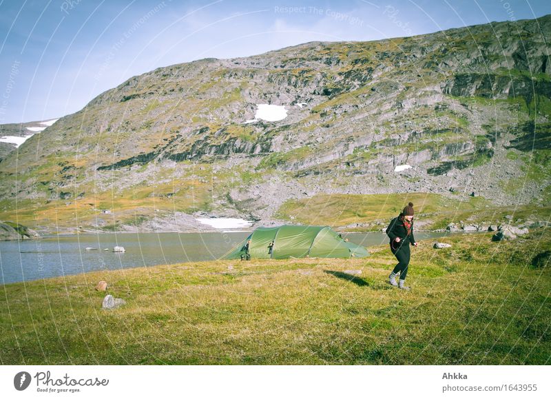 Ein großes Wohnzimmer. Und ein kleines Schlafzimmer. Abenteuer Berge u. Gebirge wandern Junge Frau Jugendliche 1 Mensch Natur Schönes Wetter Wiese Seeufer Zelt