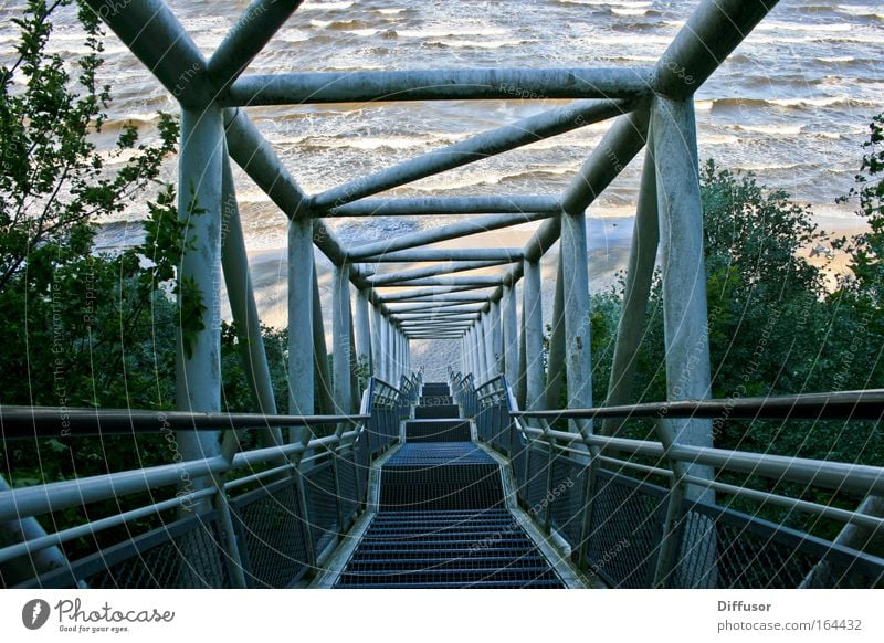 Gangway Farbfoto Gedeckte Farben Außenaufnahme Muster Strukturen & Formen Menschenleer Abend Licht Schatten Kontrast Sonnenlicht Zentralperspektive Natur Wasser