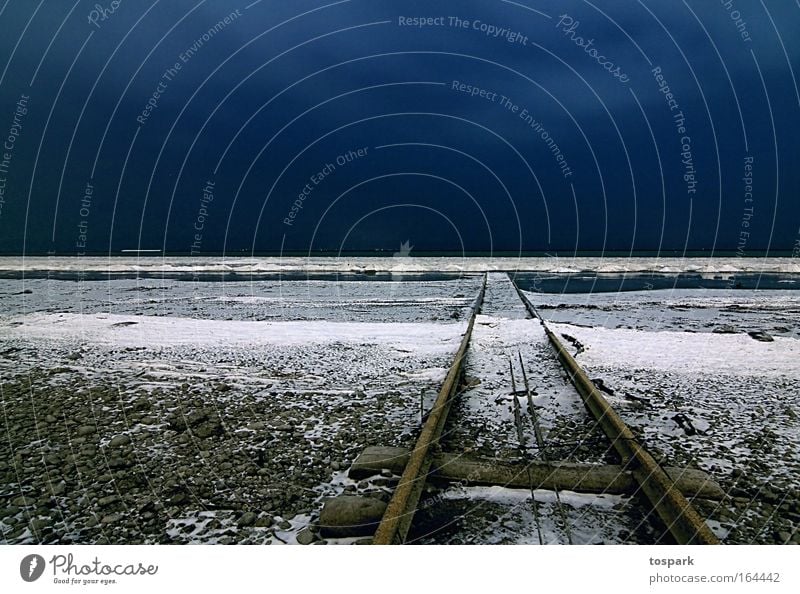 Schiene in den See Umwelt Natur Landschaft Wasser Himmel Nachthimmel Winter Wetter Eis Frost Schnee Seeufer Arbon Schweiz Stein Gleise blau ästhetisch