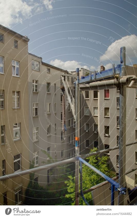 Altbausanierung Baugerüst Baustelle Fassade Fassadenverkleidung Gerüst Gerüstbauer Haus Mehrfamilienhaus Menschenleer Stadthaus Sanieren Altbauwohnung