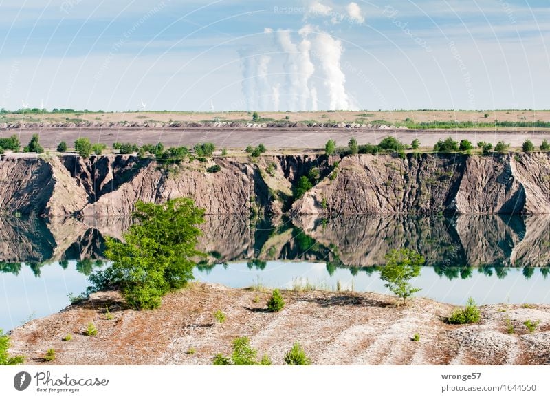 Braunkohlelandschaft Energiewirtschaft Kohlekraftwerk Industrie Umwelt Landschaft Urelemente Erde Sand Luft Wasser Himmel Wolken Horizont Sommer Baum Seeufer