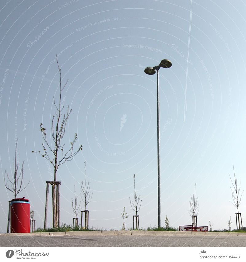 Rastplatz Farbfoto Außenaufnahme Menschenleer Tag Froschperspektive Himmel Schönes Wetter Blume Stadtrand Park Platz Straße Autobahn neu blau rot