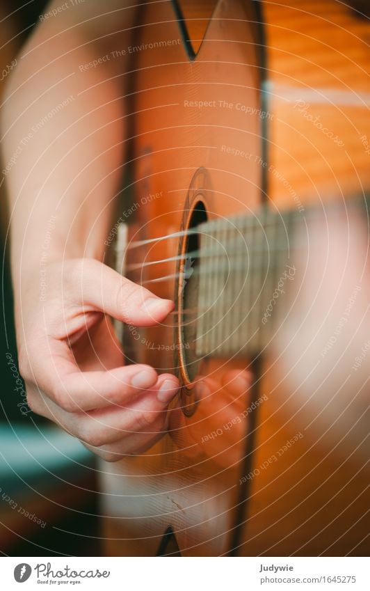 Gitarrenschülerin II ruhig Freizeit & Hobby Spielen Musikinstrument Mensch Hand 13-18 Jahre Jugendliche 18-30 Jahre Erwachsene Kultur Veranstaltung Konzert